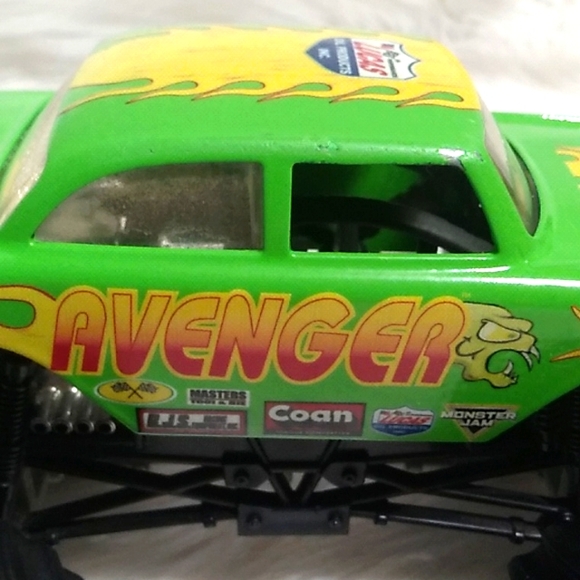 Monster Jam Avenger Hot Wheels Monster Truck Scale 1/24 Lucas Oil Products - Picture 3 of 14
